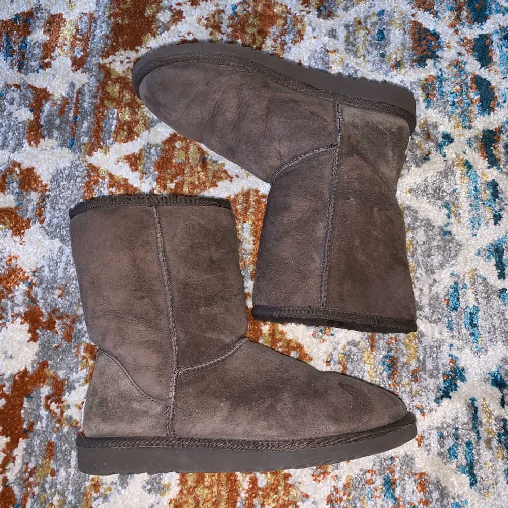 UGG Women Classic Short Boot in Chocolate! Size 6!